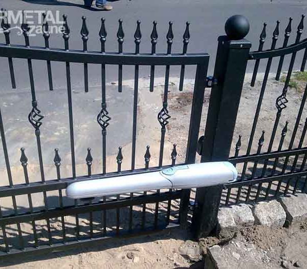 Metallzaun und Torautomatik