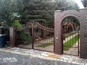 Eleganter Schmuckzaun mit separater Pforteneinfassung