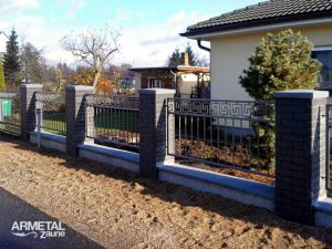 Metallzaun mit geometrischen Ornamenten