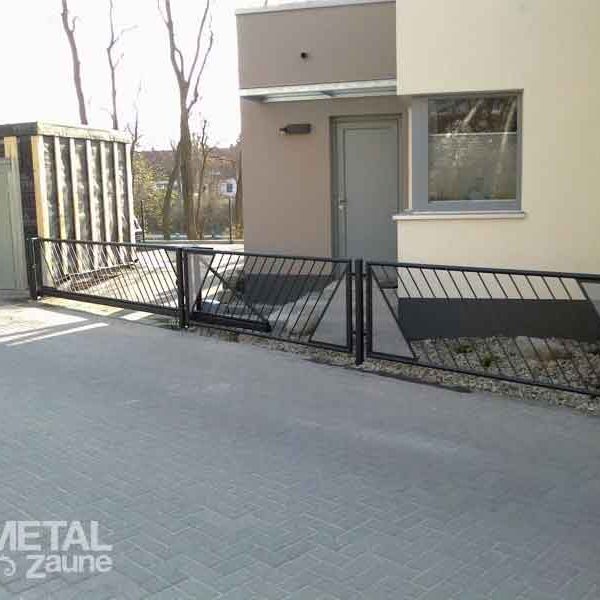Moderner Schmuckzaun aus Polene mit Einfahrt