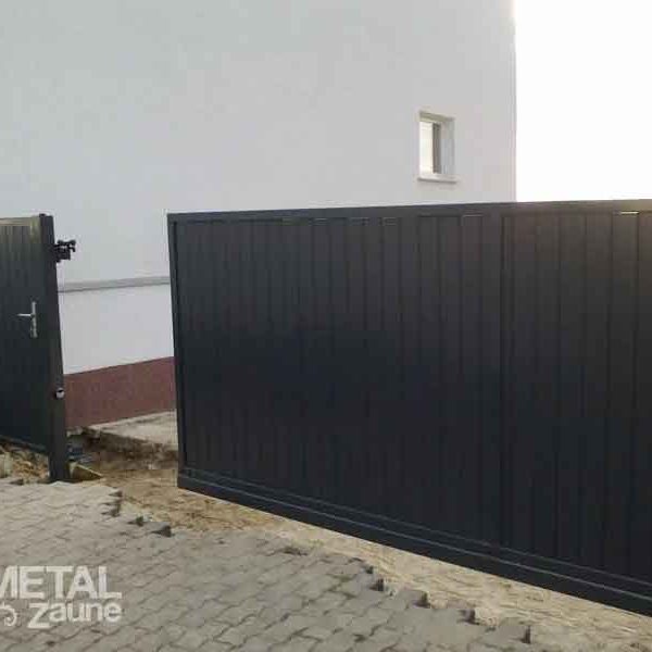 Schiebetor, Kunststoffzaun aus Polen mit Torautomatik