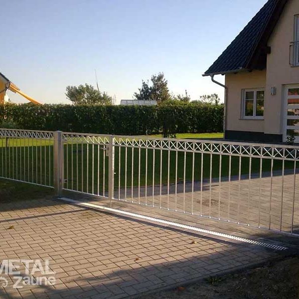 Schiebetor, weiß mit separaten Pforteneingang