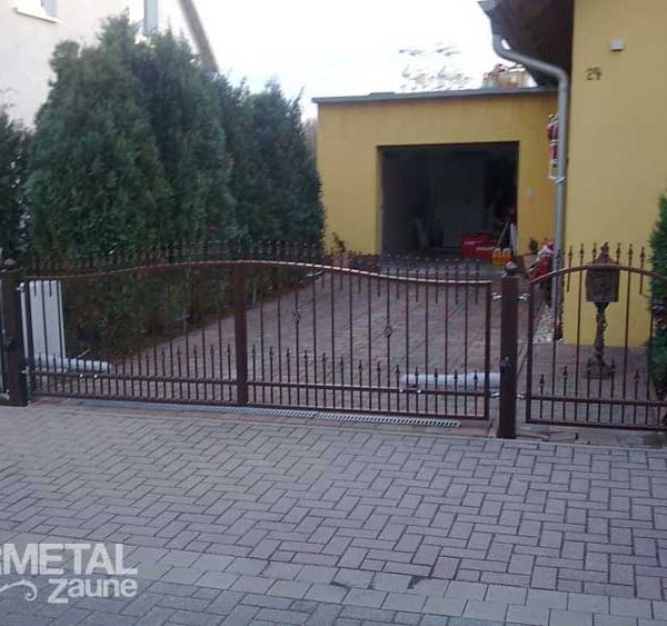 Toreinfahrt mit Torautomatik aus Polen