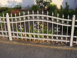 wießer Zierzaun aus Metall