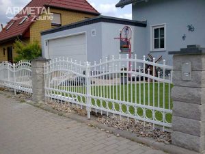 weißer Zierstabzaun aus Polen