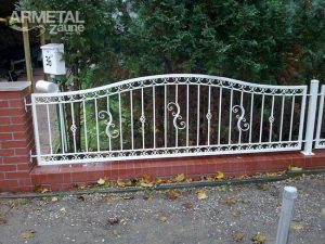 weißer Zierzaun aus Metall