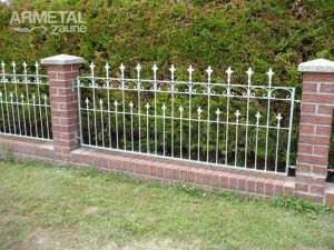 Schmuckzaun aus Pole, weiß